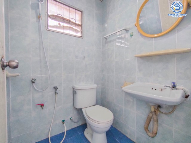 *****ทาวน์เฮ้าส์มือสองย่านนนทบุรี ม.พระปิ่น2 ติด ถ.บรมราชชนนี เนื้อที่กว้างถึง 25.5 ตร.ว. ฟังก์ชัน 2 ห้องนอน 2 ห้องน้ำ 1 ที่จอดรถ บ้านพร้อมอยู่ ข้างบ้านมีพื้นที่ บนทำเลดี เดินทางสะดวก เชื่อมต่อถ.พุทธมณฑลสาย2, ถ.กาญจนาภิเษก ใกล้ม.มหิดล และทางด่วน "ศรีรัช" จองด่วน!